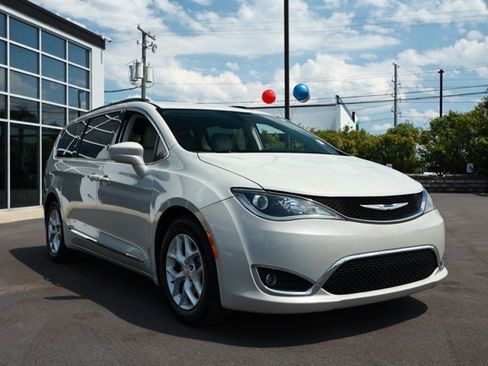 Used 2017 Chrysler Pacifica Touring-L w/ Tire & Wheel Group FWD image 3