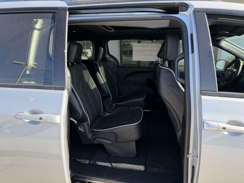 New 2026 Chrysler Pacifica Limited w/ S Appearance Package image 24