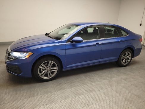 Used 2024 Volkswagen Jetta SE FWD image 2