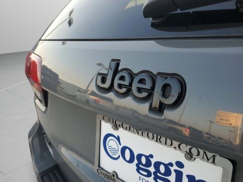 Certified 2022 Jeep Grand Cherokee Laredo X image 7