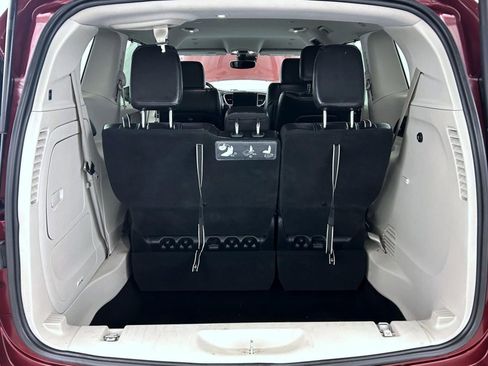 Used 2021 Chrysler Pacifica Touring-L image 21