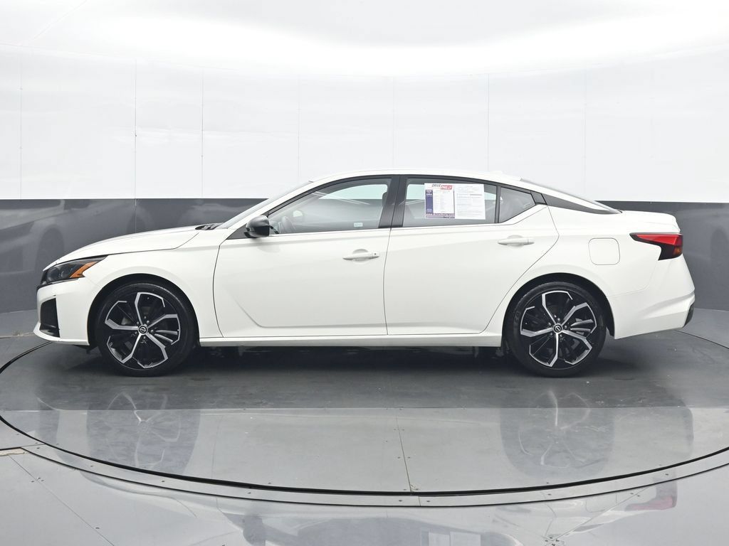 Used 2025 Nissan Altima 2.5 SR FWD image 3