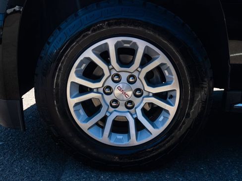 Used 2019 GMC Yukon XL SLT w/ Open Road Package AWD/4WD image 4