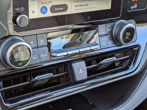 Used 2023 Toyota Highlander XLE image 12