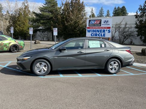 New 2026 Hyundai Elantra SE image 2