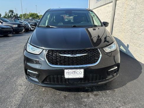 Used 2023 Chrysler Pacifica Touring-L FWD image 11