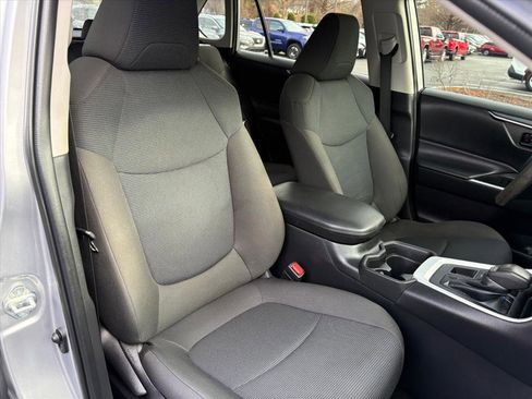 Used 2021 Toyota RAV4 LE image 15