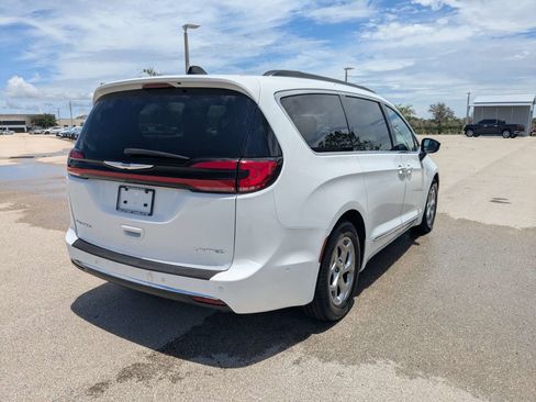 Used 2023 Chrysler Pacifica Limited FWD image 5