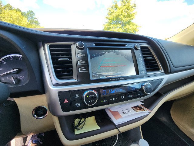 Used 2017 Toyota Highlander XLE w/ Carpet Mat Package FWD image 34
