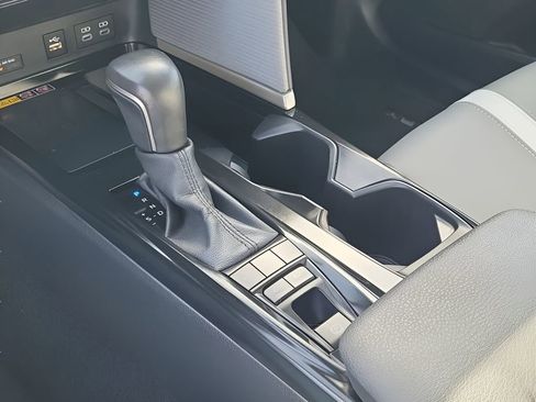 Used 2025 Toyota Camry SE w/ Convenience Package FWD image 15