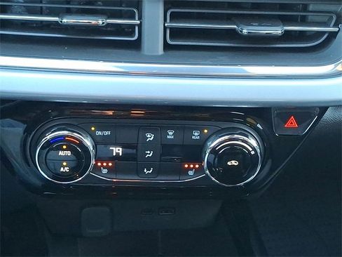 Certified 2025 Chevrolet Trax LT w/ Driver Confidence Package image 17