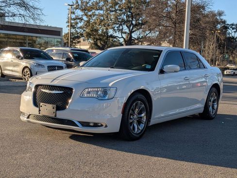 Used 2015 Chrysler 300 Limited w/ Driver Convenience Group image 7