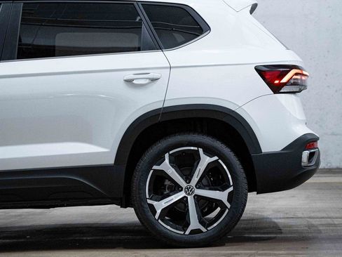 New 2026 Volkswagen Taos SEL image 4