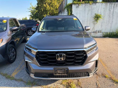 Used 2024 Honda Pilot Touring image 6