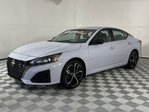 Used 2025 Nissan Altima 2.5 SR w/ SR Premium Package FWD image 4