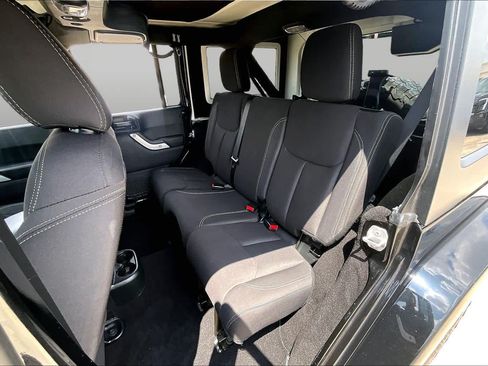 Used 2017 Jeep Wrangler Unlimited Sahara w/ Connectivity Group AWD/4WD image 19