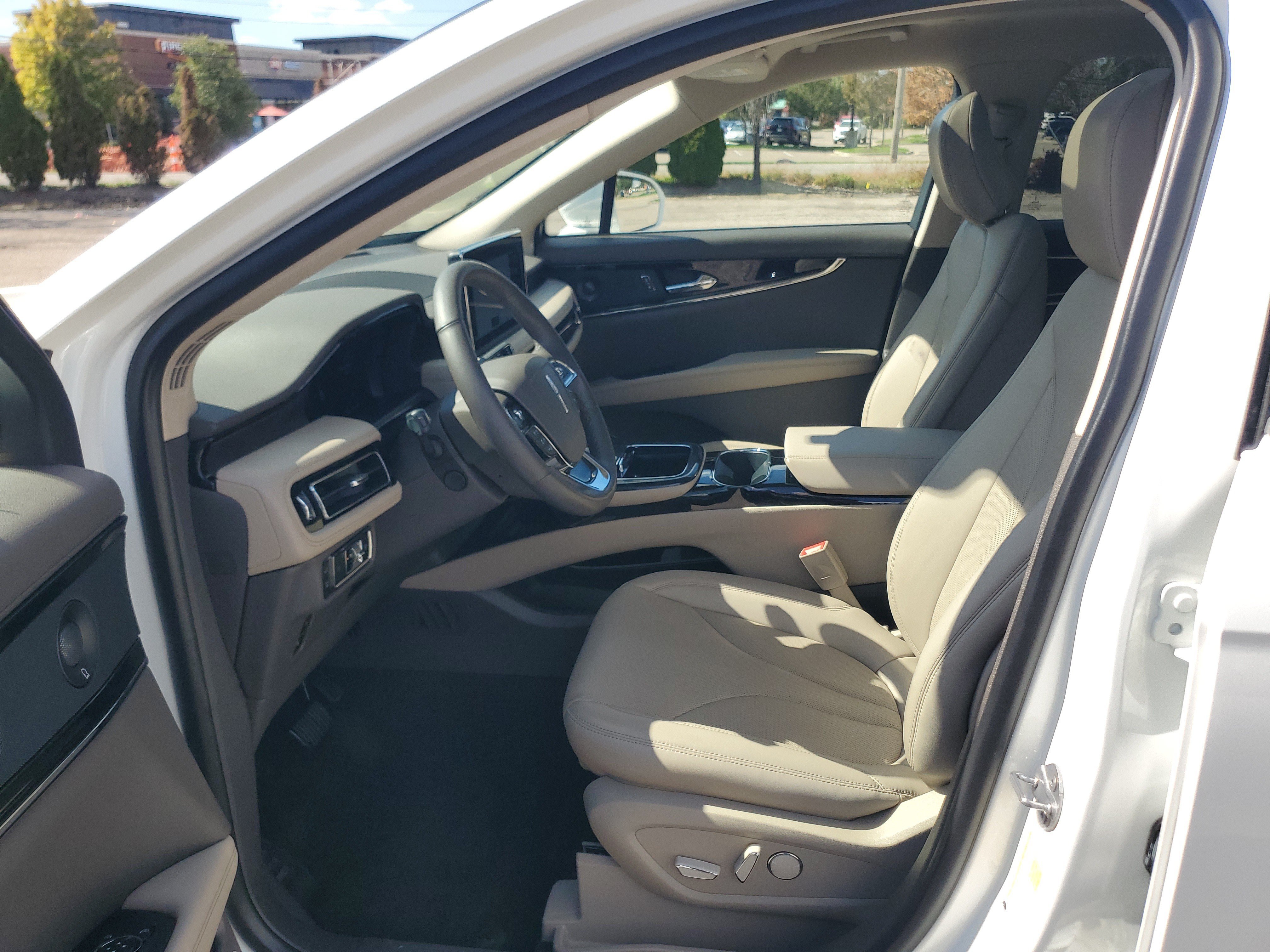 Used 2023 Lincoln Nautilus Reserve w/ Equipment Group 201A AWD/4WD image 12