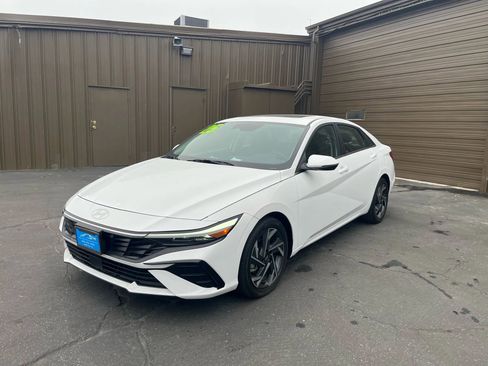 Used 2025 Hyundai Elantra Limited image 3