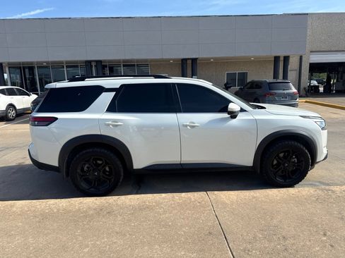 Used 2024 Nissan Pathfinder SV w/ SV Premium Package FWD image 5