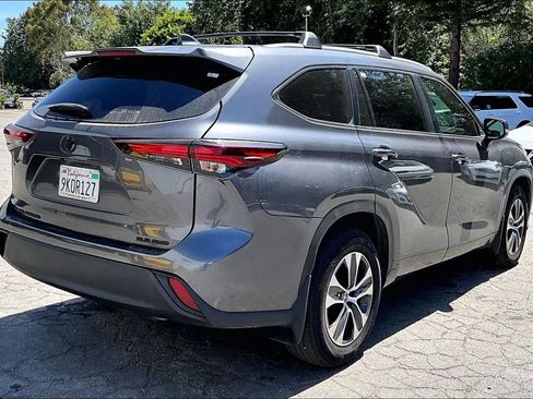 Used 2024 Toyota Highlander XLE AWD/4WD image 4