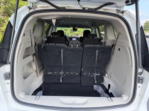 Used 2023 Chrysler Voyager LX FWD image 7