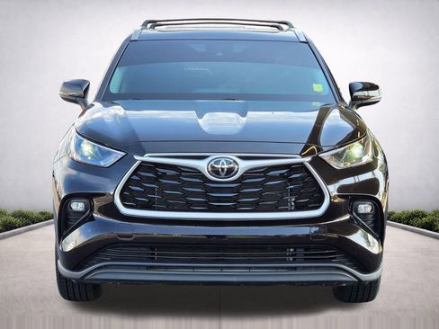 Used 2022 Toyota Highlander XLE AWD/4WD image 3