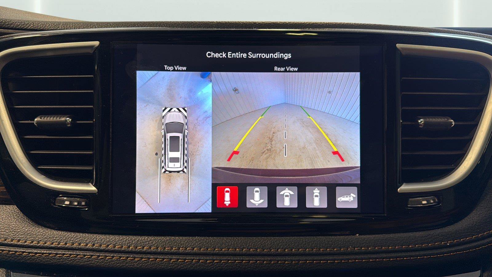 Used 2023 Chrysler Pacifica Pinnacle FWD image 19