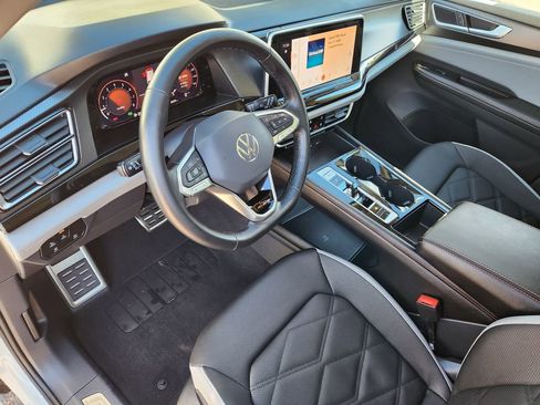 Certified 2025 Volkswagen Atlas Peak Edition SE image 9