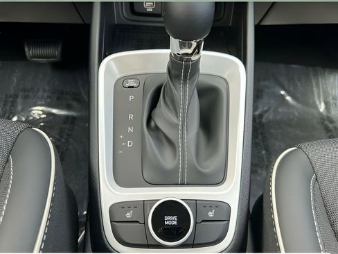 Used 2024 Hyundai Venue Limited image 17