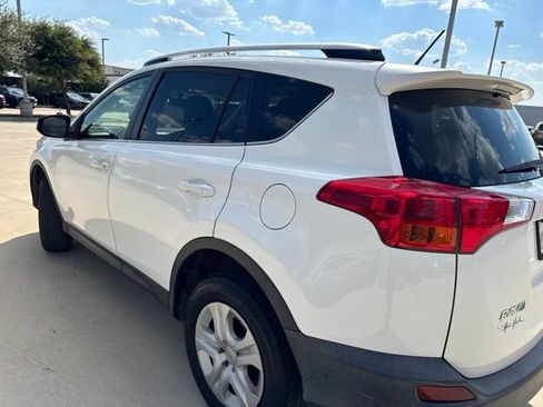 Used 2014 Toyota RAV4 LE FWD image 4