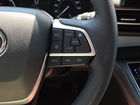 Used 2025 Toyota Sienna XLE image 32