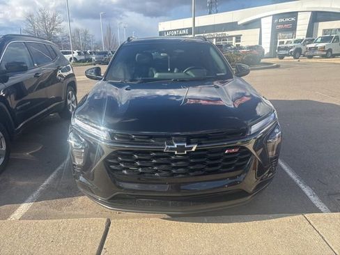 Certified 2025 Chevrolet Trax RS w/ Sunroof Package image 2