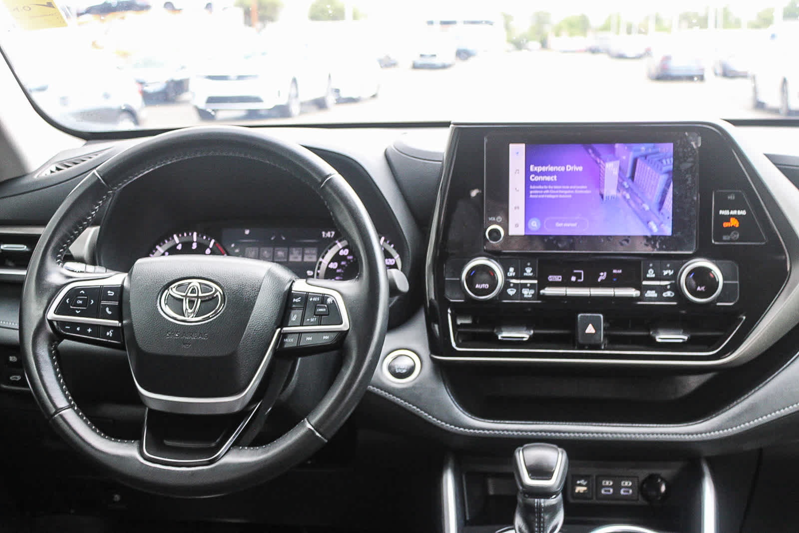 Used 2024 Toyota Highlander LE FWD image 13