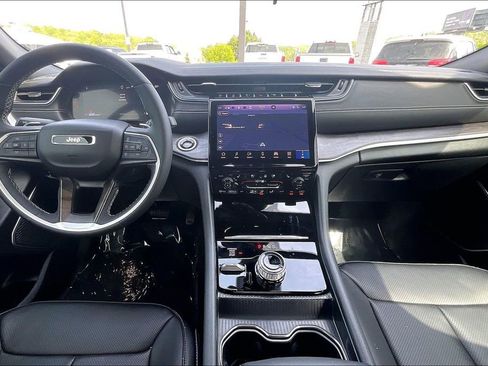 Used 2025 Jeep Grand Cherokee Limited w/ Luxury Tech Group II image 9