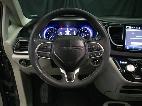 Used 2022 Chrysler Pacifica Touring-L image 24