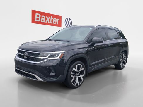 Certified 2022 Volkswagen Taos SEL w/ Panoramic Sunroof Package image 17