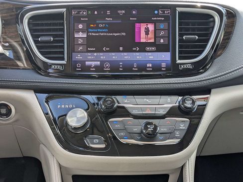Used 2023 Chrysler Pacifica Limited FWD image 20