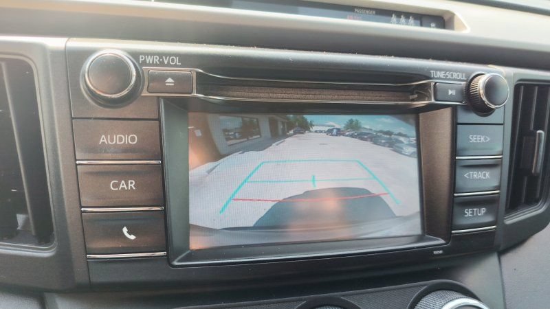Used 2018 Toyota RAV4 LE FWD image 18