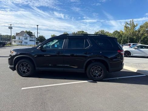 Used 2025 Honda Pilot TrailSport image 9