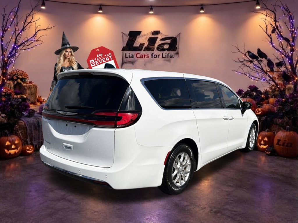 Used 2025 Chrysler Pacifica Select FWD image 3