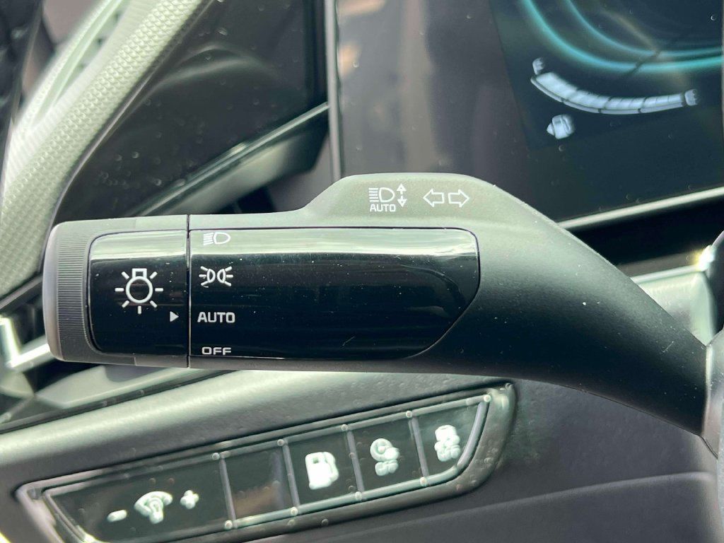 Used 2025 Kia Niro EX w/ EX Cold Weather Package FWD image 24