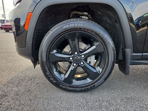 Used 2024 Jeep Grand Cherokee Altitude AWD/4WD image 9