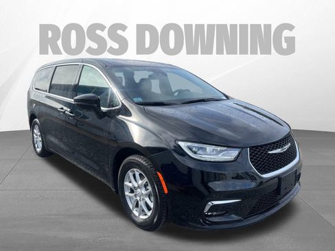 Used 2025 Chrysler Pacifica Select image 3