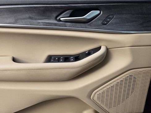 Used 2025 Jeep Grand Cherokee Limited image 21