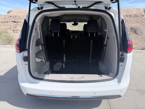 Used 2024 Chrysler Pacifica Touring-L image 38