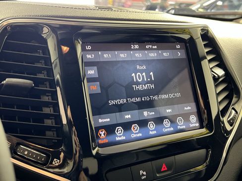 Used 2019 Jeep Cherokee Limited image 18