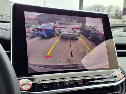 Used 2024 Jeep Compass Latitude image 3