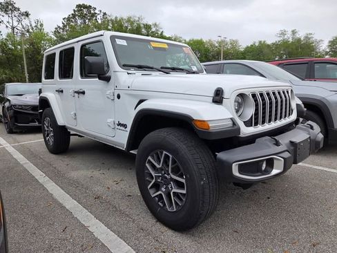 Used 2025 Jeep Wrangler Sahara image 3