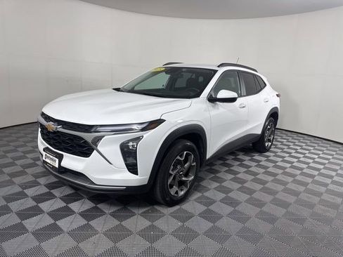 Used 2025 Chevrolet Trax LT w/ LT Convenience Package FWD image 7