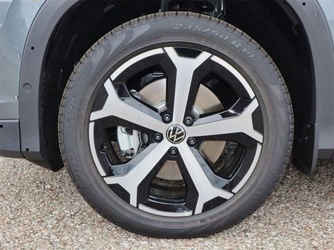 New 2025 Volkswagen Tiguan SE image 9